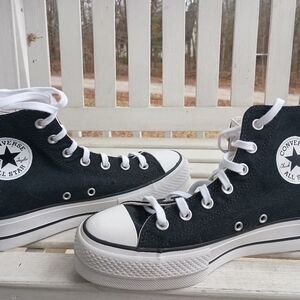 Women's high top Converse Chuck Taylors Size 7. Like new! Excellent!